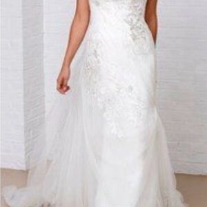 Elegant Ivory/Off White Lace Wedding Dress